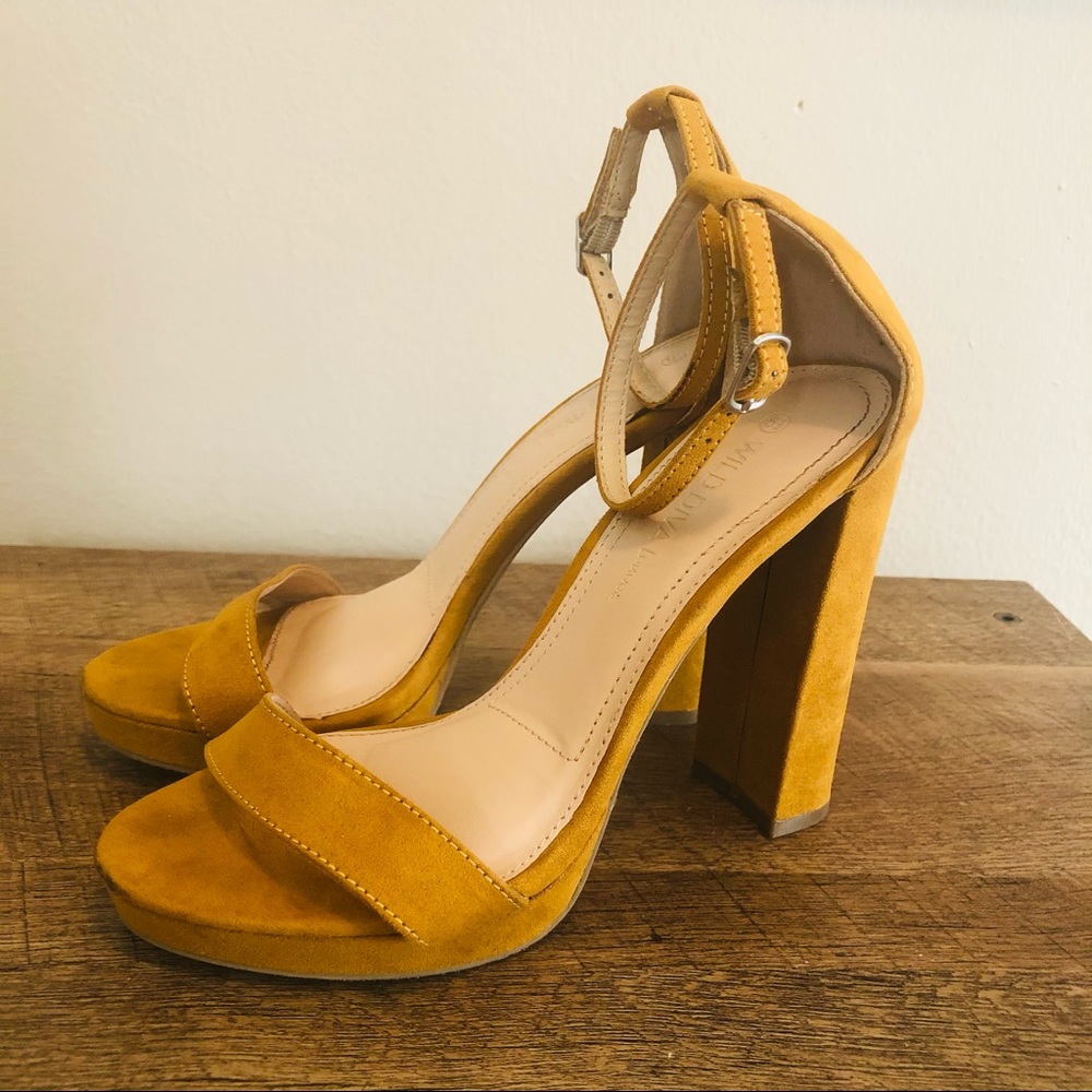WILD DIVA LOUNGE NWOT daffodil Alice sandals